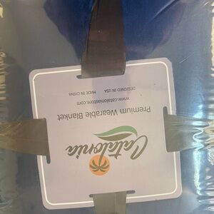 California Premium Wearable Blanket in Blue